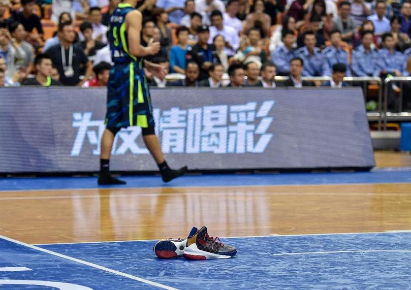 点击查看大图 In the second round of the CBA League on November 2, 2016, the CBA league and sponsors asked players to wear Li Ning sneakers. Yi Jianlian, who signed NIKE, said "foot discomfort", Li Ning sneakers off the field map from Xinhua News Agency