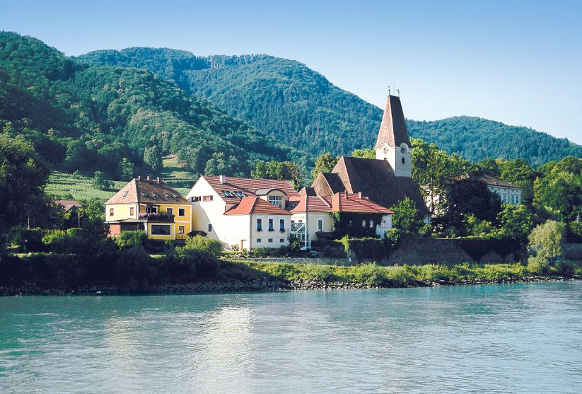 奥地利瓦豪河谷多瑙河位于欧洲东南部,发源于德国黑森林地区,在中欧和