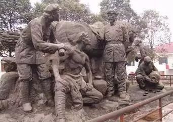红军用茅台酒治疗伤口的雕塑（图片来自新华社）