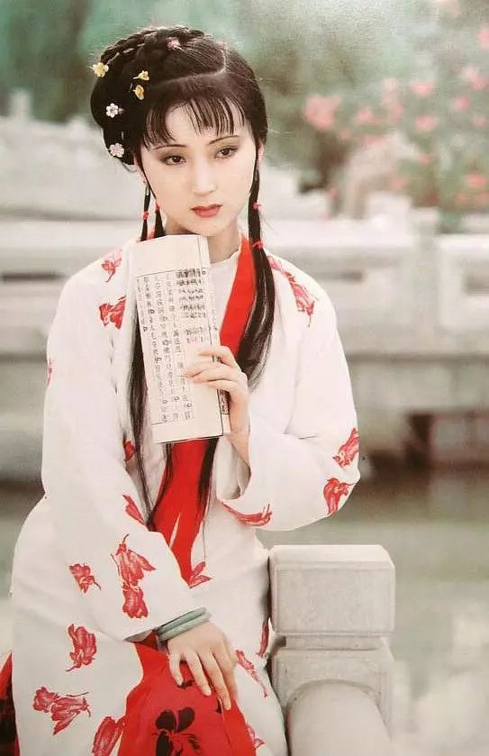 其实从古至今,中国人的审美都是所谓的"柳叶弯眉樱桃口,谁见了我都