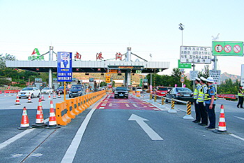 缓解拥堵 港沟收费站启用潮汐车道