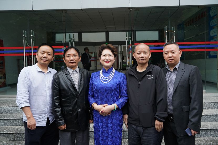 胡芝容(中)与郭家四兄弟 图片来源:视觉中国