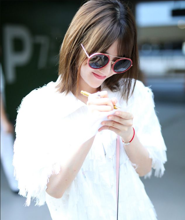 毛晓彤齐肩短发搭配白色羽毛长裙现身机场仙气飘飘灵气十足