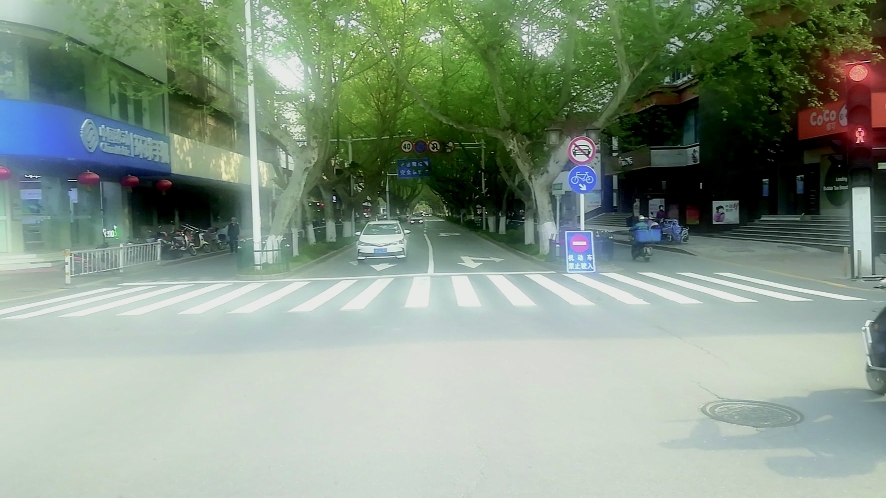 淮海路由南向北单向通行首日 市民积极配合交通井然有序