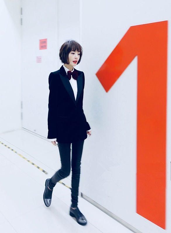 陈鲁豫现身机场,造型休闲又帅气,瘦个子女生穿阔腿裤更显气质