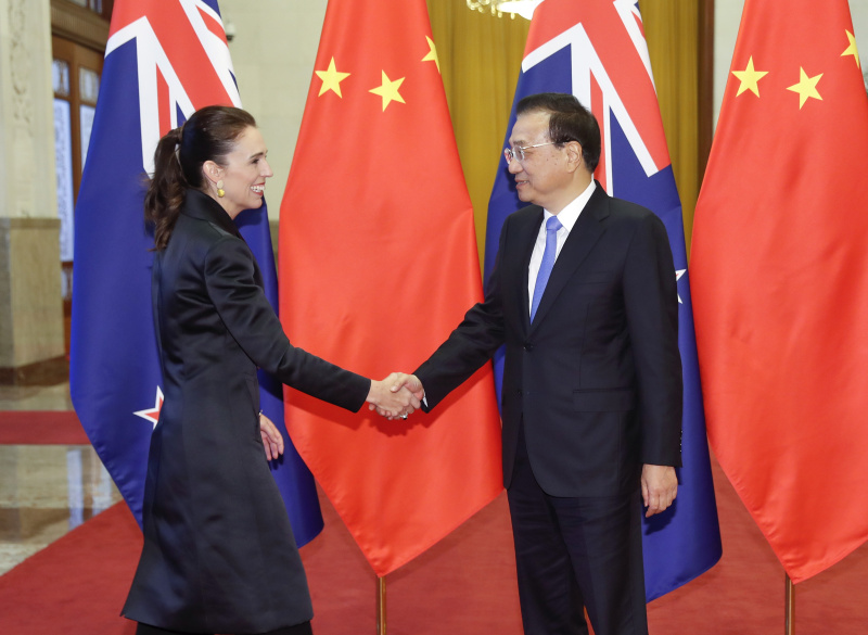 李克强举行仪式欢迎新西兰总理阿德恩访华