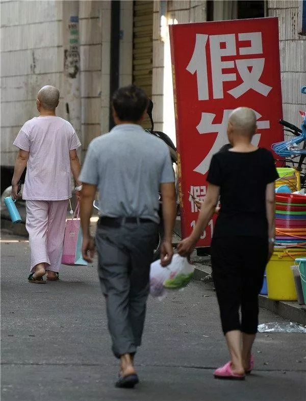 “癌症街上,那些拎着尿袋的人”:30张照片,戳破成年人最心酸的一面 “癌症街上,那些拎着尿袋的人”:30张照片,戳破成年人最心酸的一面