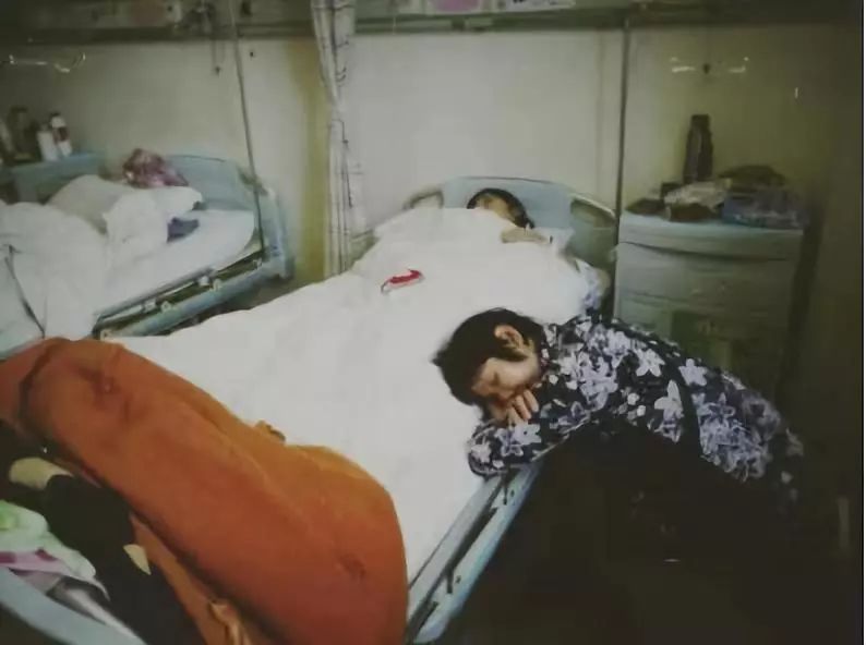 “癌症街上,那些拎着尿袋的人”:30张照片,戳破成年人最心酸的一面 “癌症街上,那些拎着尿袋的人”:30张照片,戳破成年人最心酸的一面