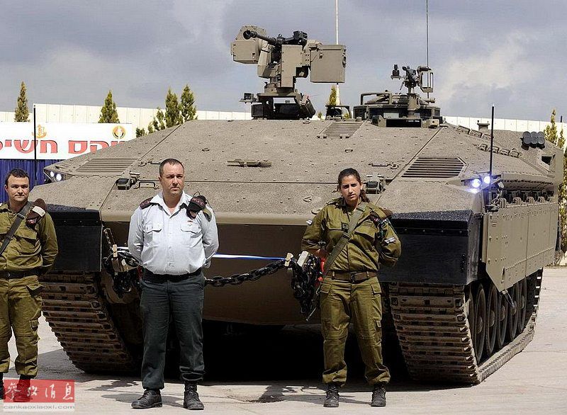 图为以军士兵与"雌虎"战车合影,可见其尺寸之大.