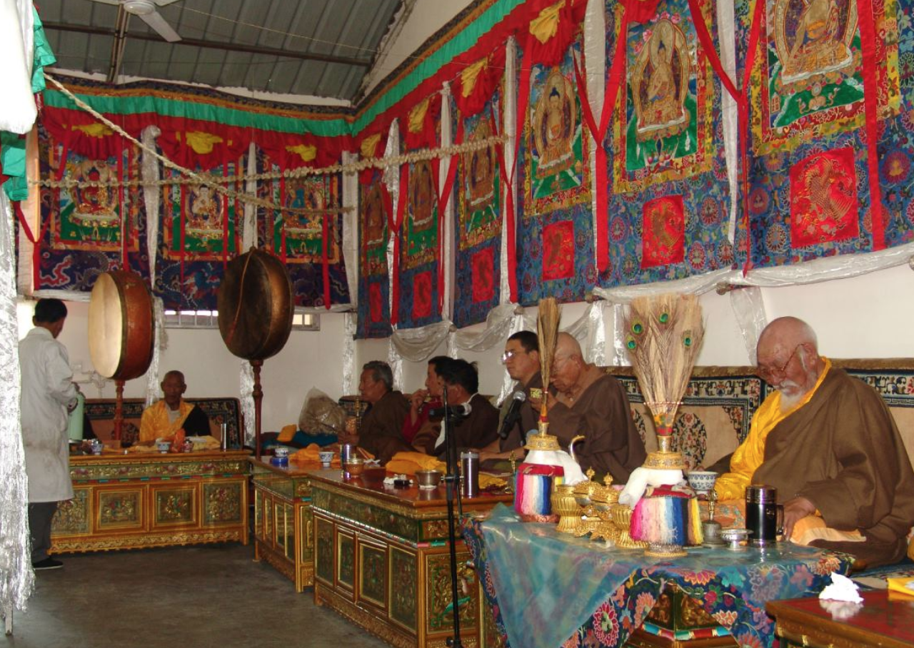 西藏自治区藏医院举行一年一度的藏药甘露加持仪式，这是藏药浴“五味甘露”配制的重要环节。文化和旅游部供图