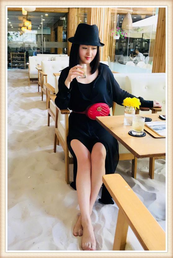 杨钰莹这次时髦到家了!把腰包当腰带,竟也能穿得这么高级!