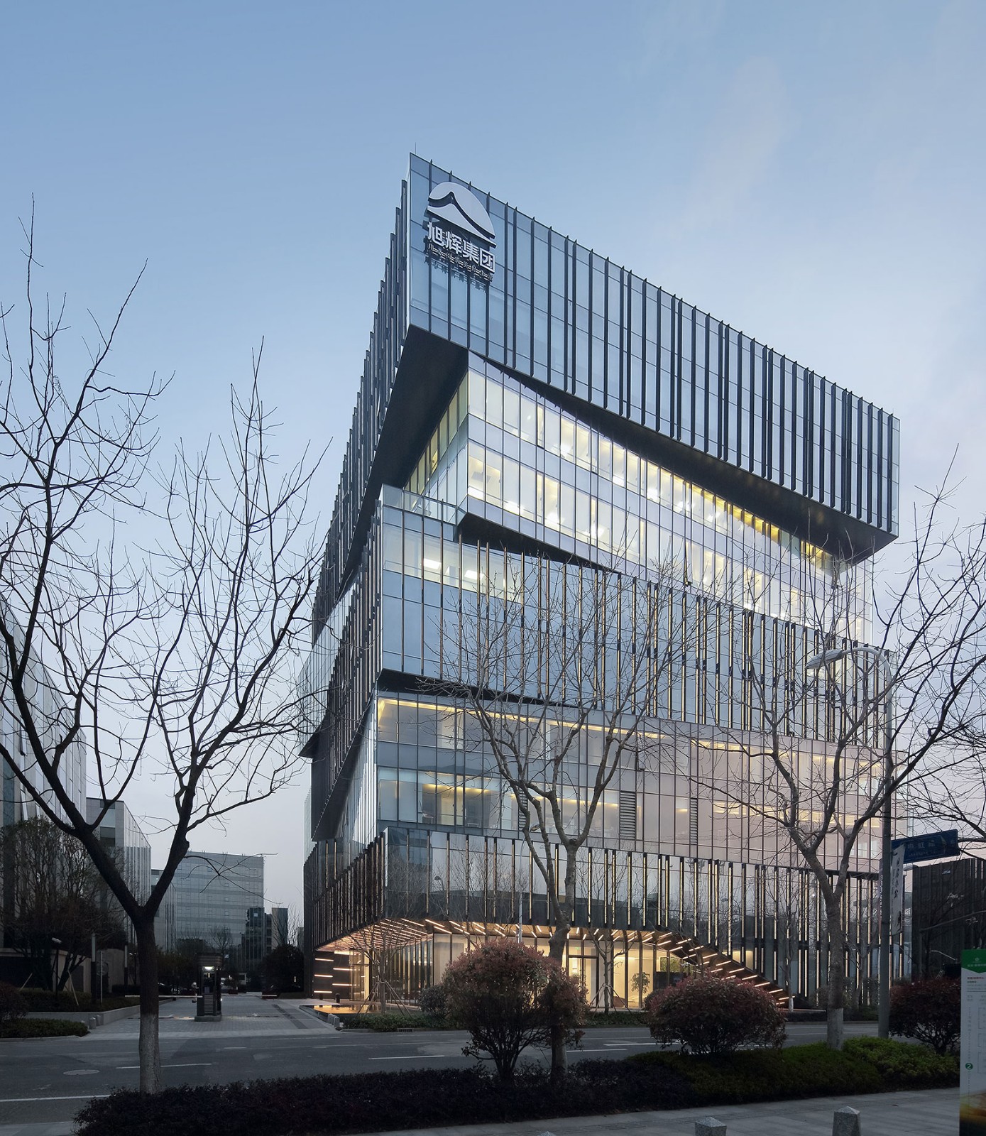 表达重和轻的矛盾与和谐旭辉集团总部大楼