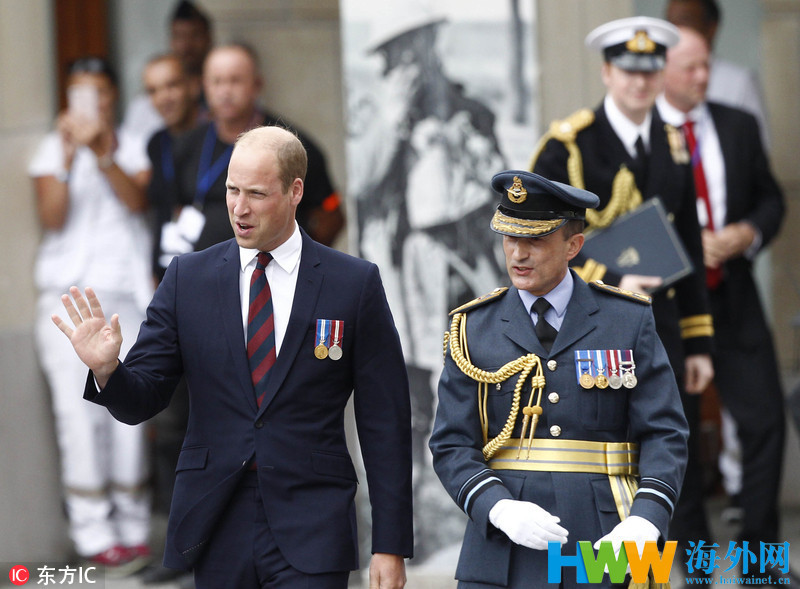 英国首相见威廉王子行屈膝礼