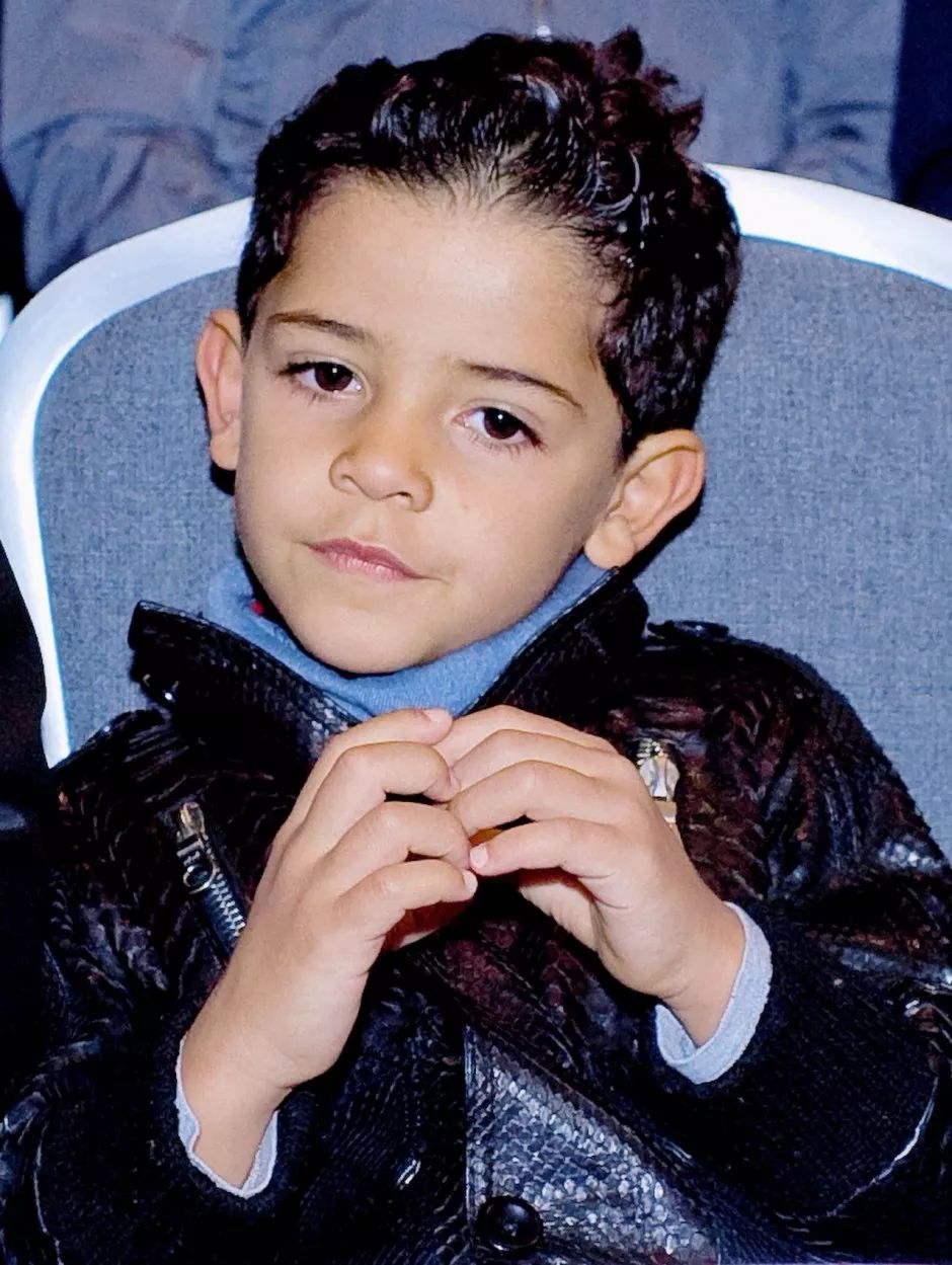 小时候的迷你罗还是一个见到陌生人就会害羞的宝宝而且皮肤还挺白的跟