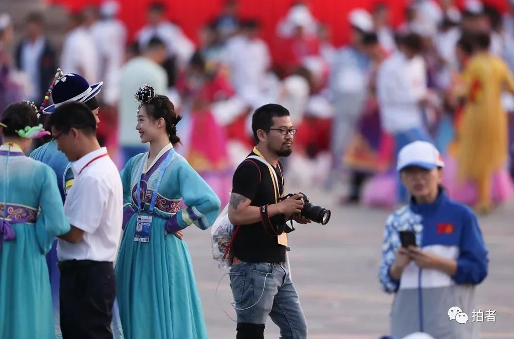  △ 2019年10月1日，北京，新京报记者浦峰在庆祝中华人民共和国成立70周年联欢活动上拍摄。摄影/杜洋