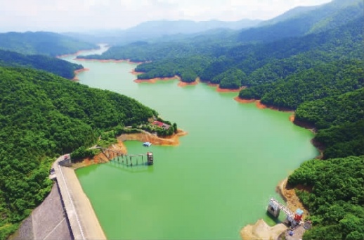 5月14日,浏阳株树桥水库,碧水蓝天,库区沿岸风景秀丽.