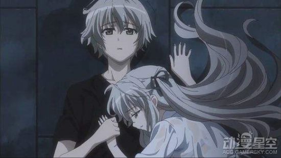 春日野悠和穹一样,有着一副苍白而消瘦的脸庞,给人以一种弱不禁风的