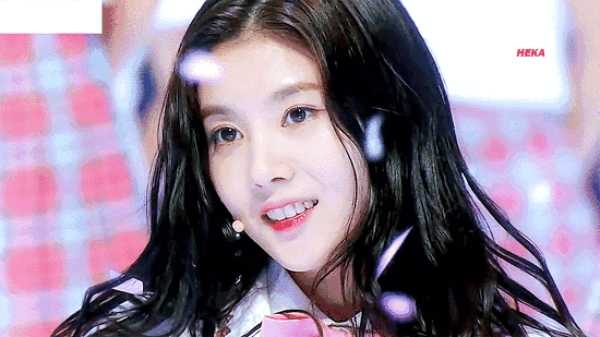 在一片wink的海洋里,恩菲小姐姐在那里微微一笑,反而一下被人记住了.