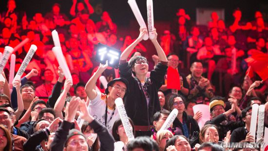 中国队粉丝也不甘示弱,继续为处于领先地位的中国队擂鼓呐喊.