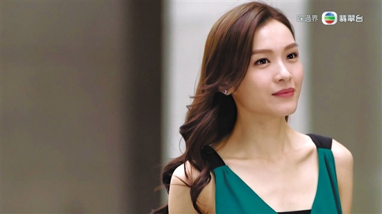 里饰演刁蛮的"四小姐"《名门暗战》里成了岳华身边的"狐狸精"李佳芯与