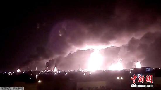  当地时间9月14日，沙特阿拉伯的沙特国家石油公司遭无人机袭击后，火灾现场升起熊熊火光。
