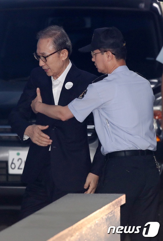 李明博涉"贪污受贿案"终审审理 检方提请判处20年有期徒刑【组图】