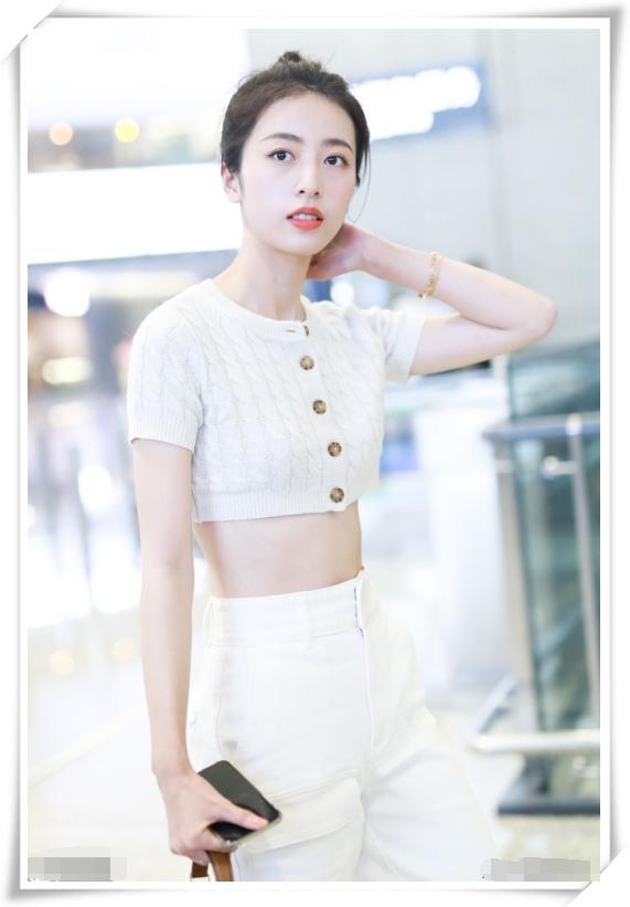 周雨彤真尴尬机场刚秀完a4腰就暴露大象腿86斤体重不攻自破