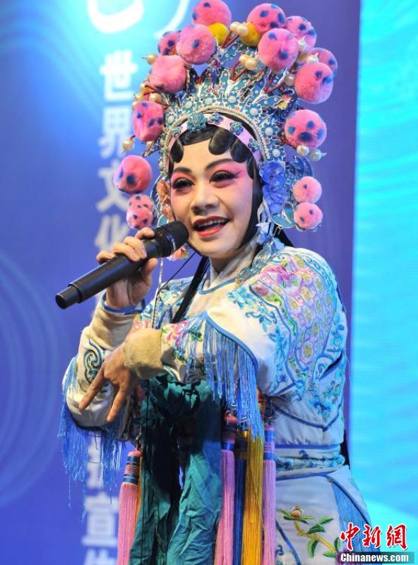 绍兴绍剧团的演员们正在表演《美猴王》.