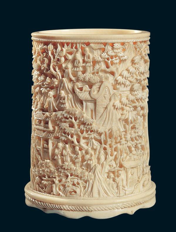 随着对象牙贸易的禁令,加上象牙制品的原材料告急,牙雕工艺品的数量也