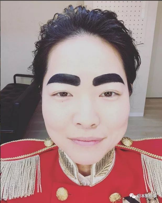 搞笑艺人粗眉小姐姐井本绚子(イモトアヤコ)是安室奈美惠的长年大饭