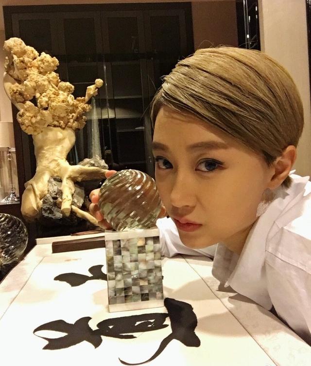 她在《乡爱》演刘英显土气,加盟《刘老根3》光彩照人,本人更美
