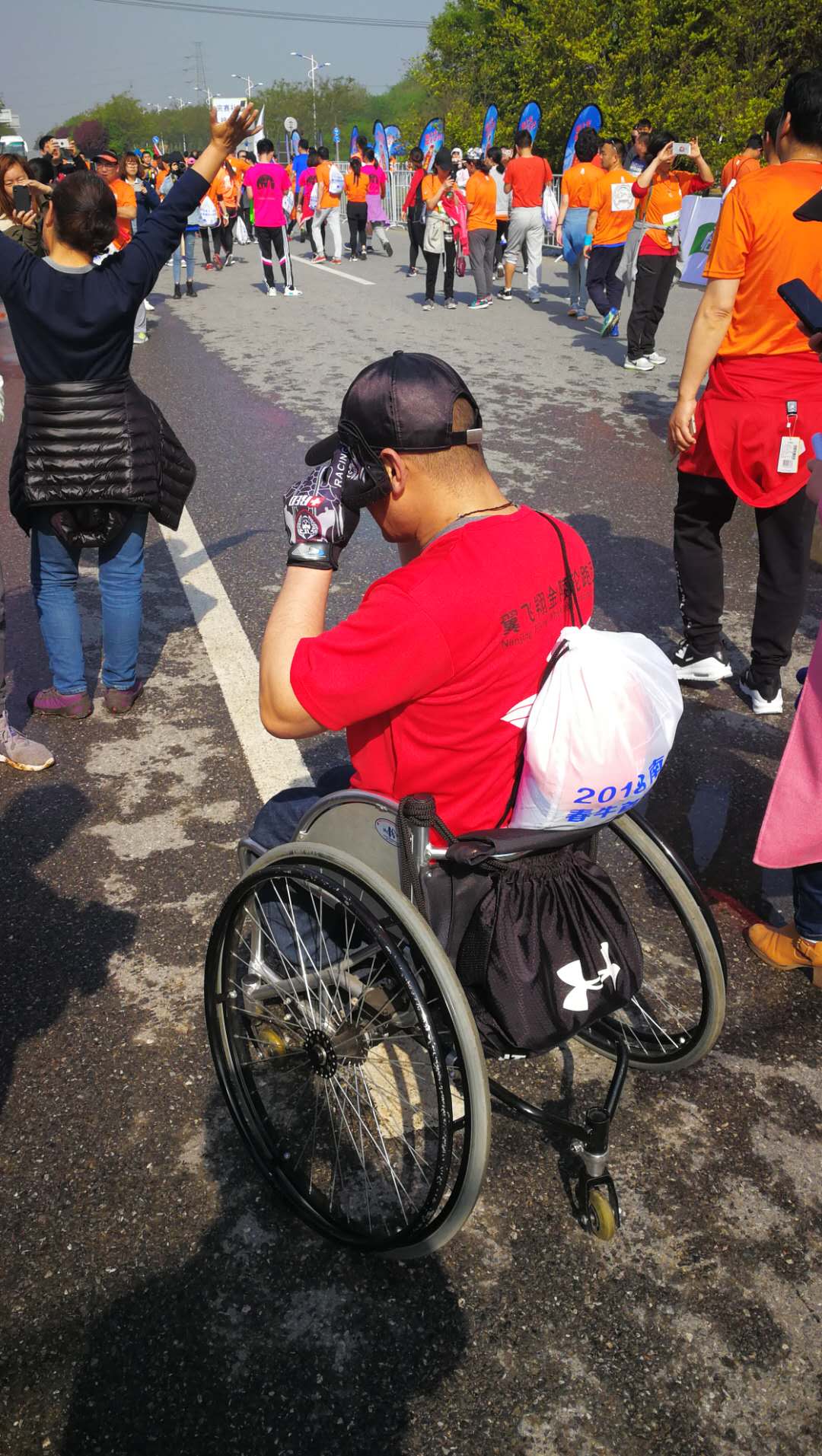 他双腿残疾出行靠轮椅,却能跳国标舞,跑马拉松!