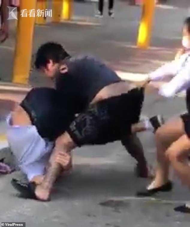 还有乘客说,那名女售票员了不起,打那么厉害她都敢上去拉架.