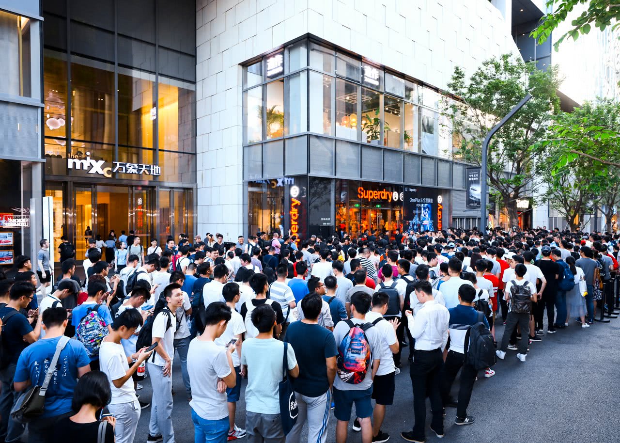 华为p30系列开售,多国消费者大排长龙|苹果|排队|大排_新浪新闻