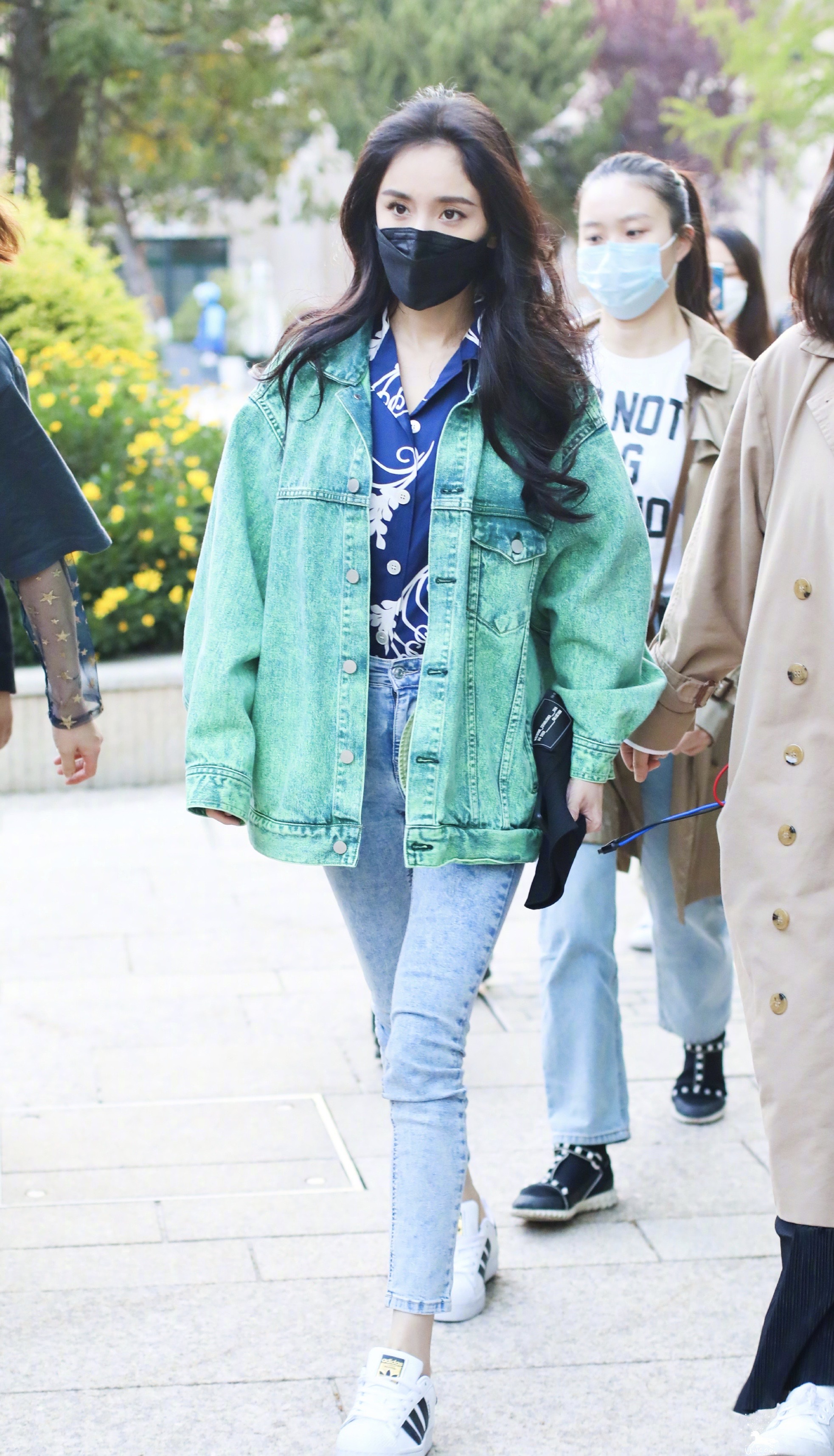 杨幂晒最新上班私服,蓝绿撞色搭配别致又清新,春天就该这样穿