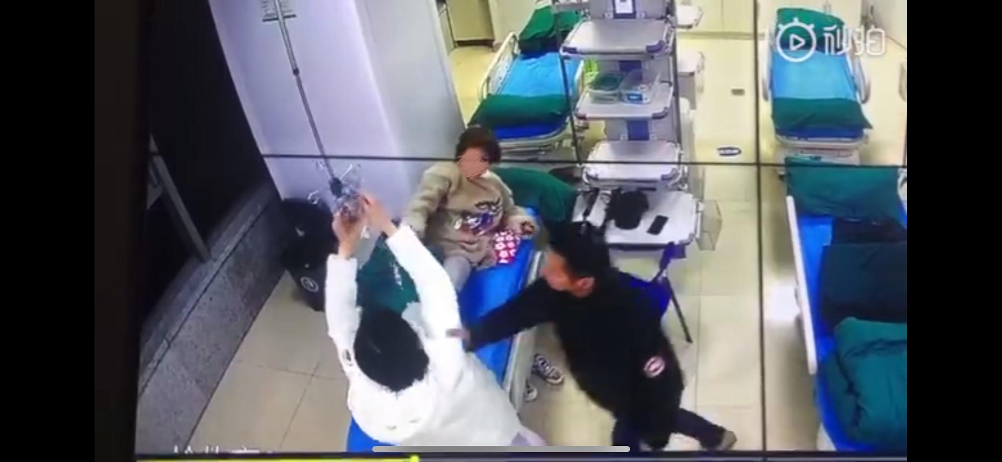 男子推到女醫(yī)生,揚(yáng)言自己是警察。視頻截圖