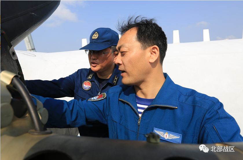 北部战区海军航空兵某师组织多机型跨昼夜飞行训练