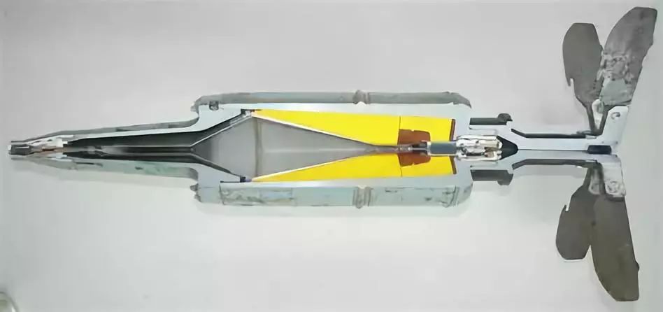 聚能破甲弹(炮射导弹也采用聚能破甲战斗部)是利用弹药装药底部的聚能