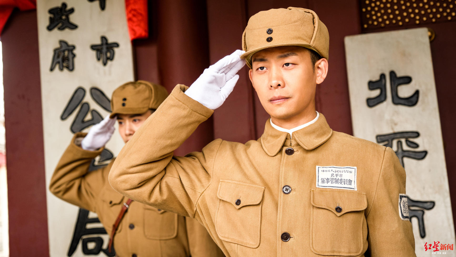 首演新中国第一代公安演员张译有人在替我们负重前行