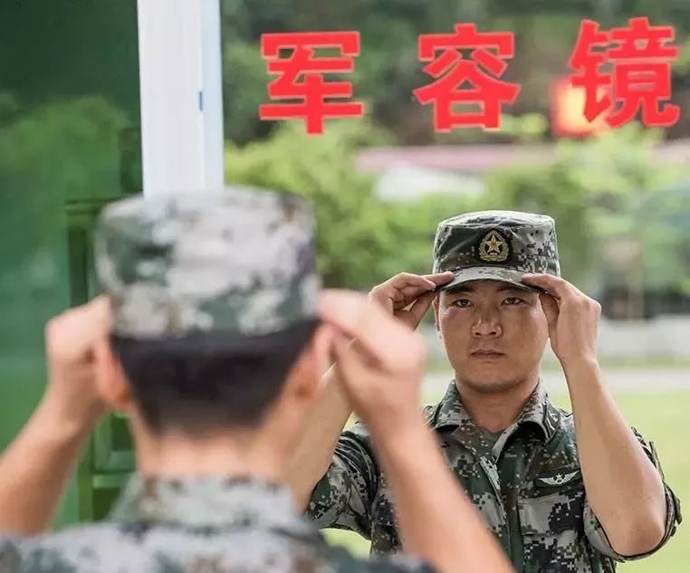 【中国陆军之声·夜读】难忘的风纪扣,扎紧了我的军旅青春!