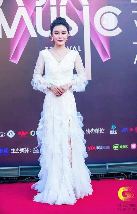 歌手吴易航&罗丽珊获亚洲音乐盛典十佳新人奖