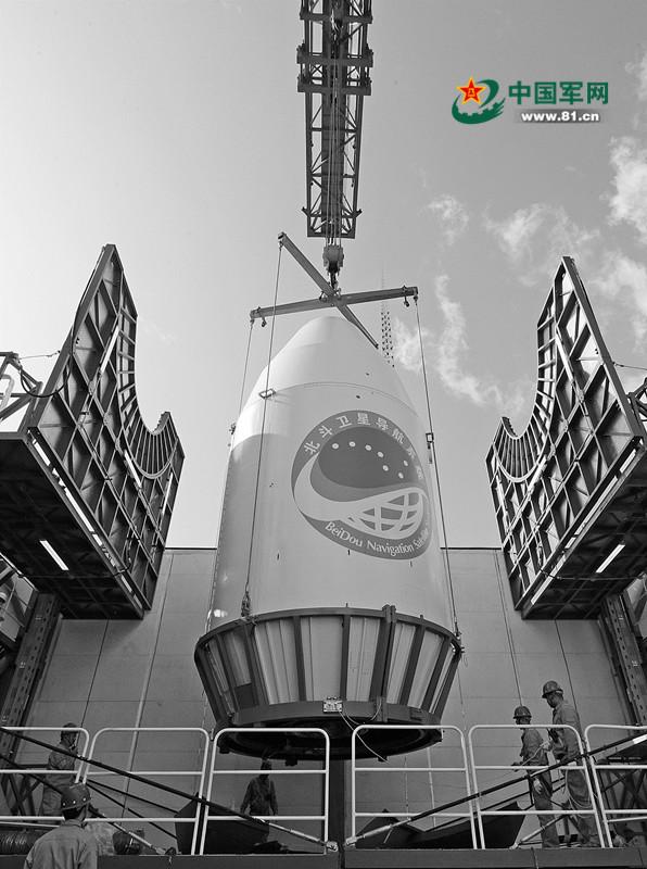 北斗三号第十八、十九颗卫星星箭组合体吊装。梁珂岩摄