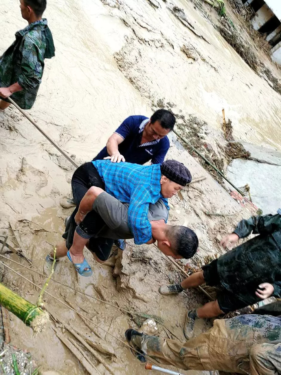 云南麻栗坡县突发山洪和泥石流灾害官兵紧急投入抢险救灾