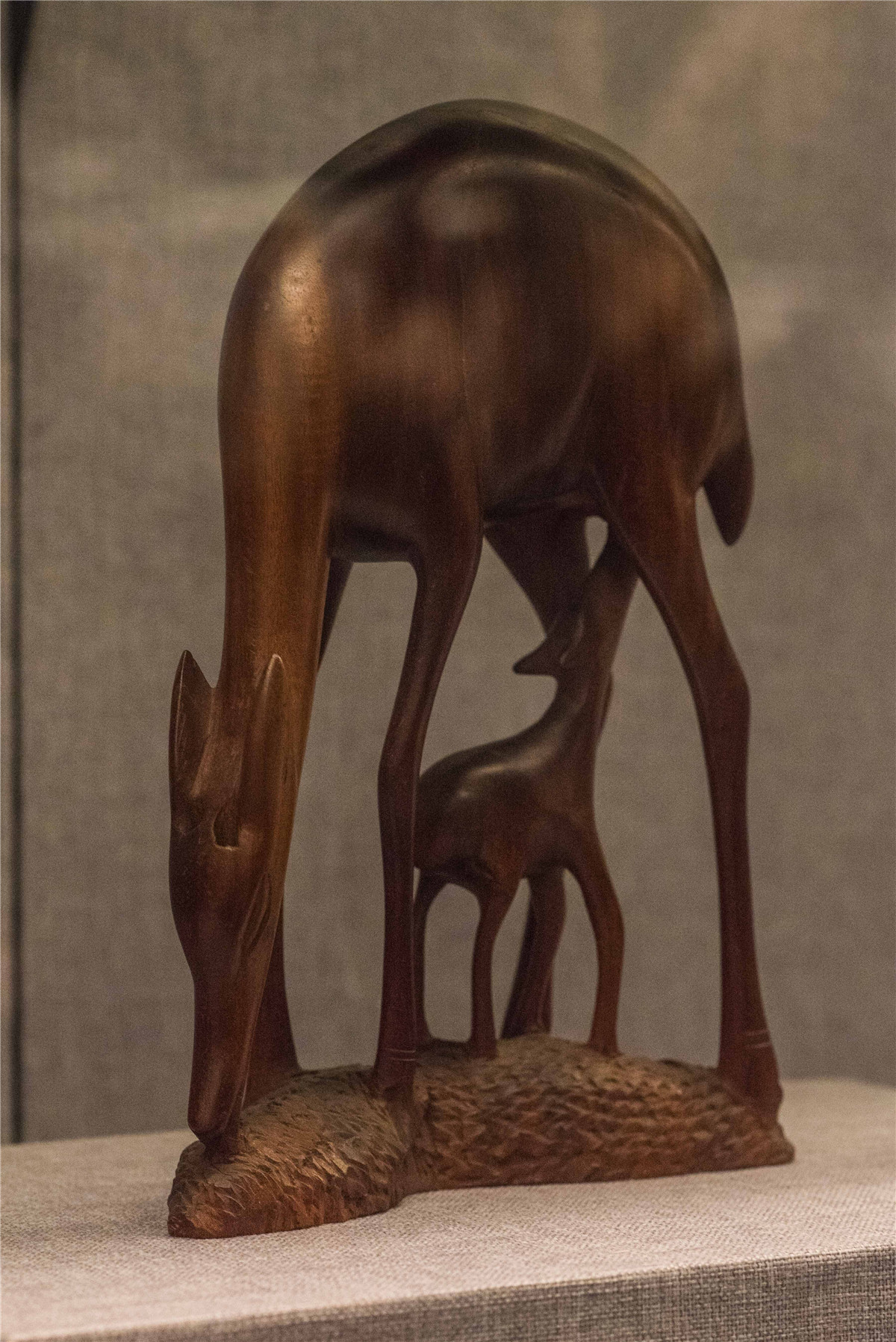 1964年; ; "神奇的动物"; ; 骑马武士铜像,喀麦隆,1973年; ; 木雕老人