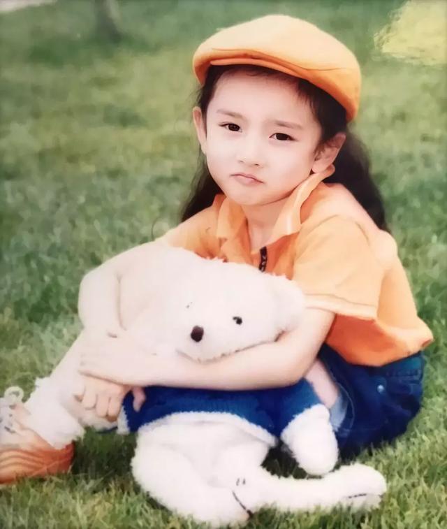 ai修复邓伦和妈妈合照邓妈妈五官脸型都完美网友好像毛晓彤