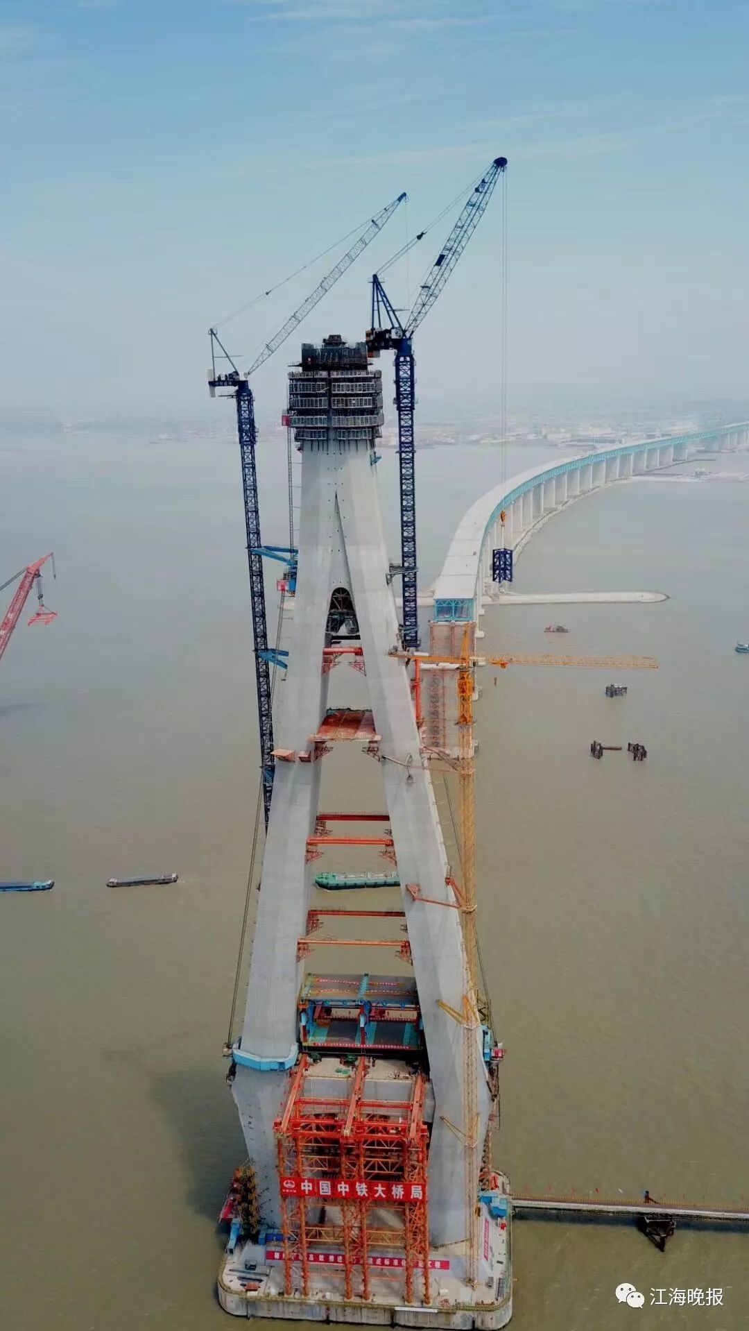 沪通长江大桥北接南通,南连张家港,采用4线铁路和6车道公路合建方案