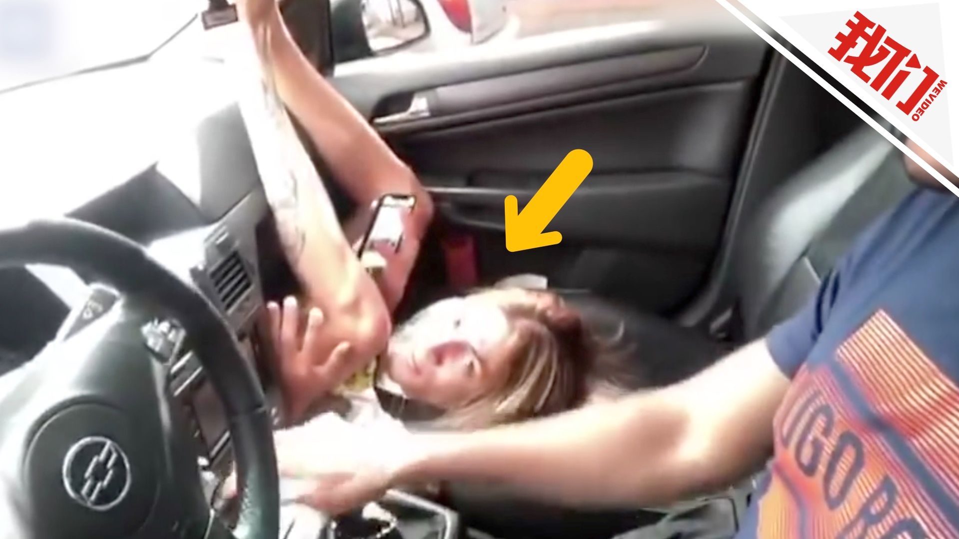整你没商量司机猛踩刹车副驾翘腿男子现场翻车