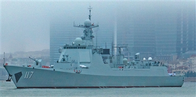4月23日,青岛,中国人民解放军海军“西宁”舰(舷号117)。新京报记者 陶冉 摄