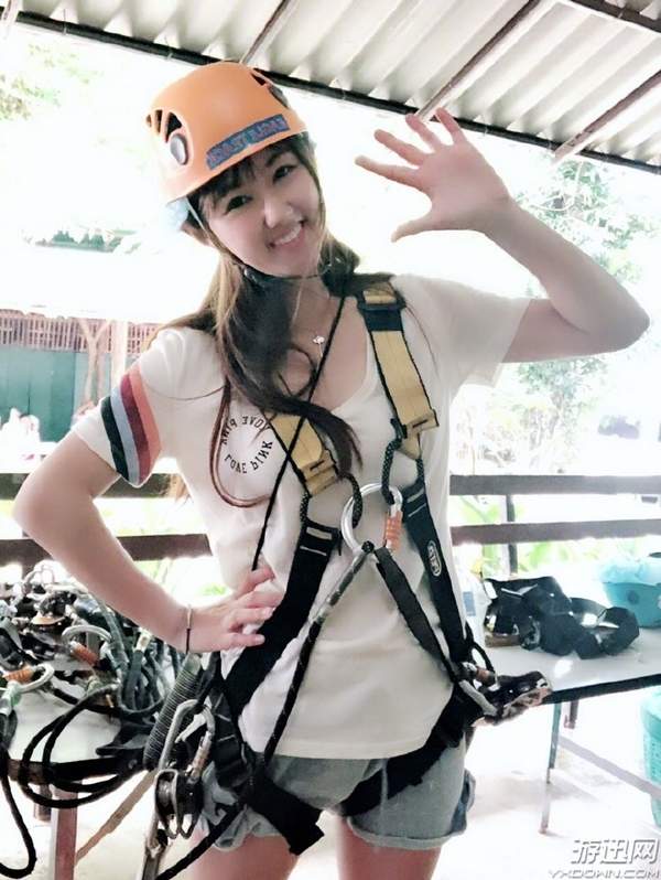 这次小苍依旧选择了深v的上衣,和上次的全身武装相比,这次的穿着非常