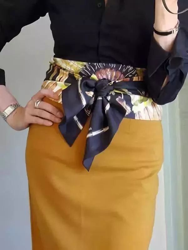 一抹鲜艳的腰带把秋冬暗色系的服装都点亮了~也可把丝巾像皮带那样系